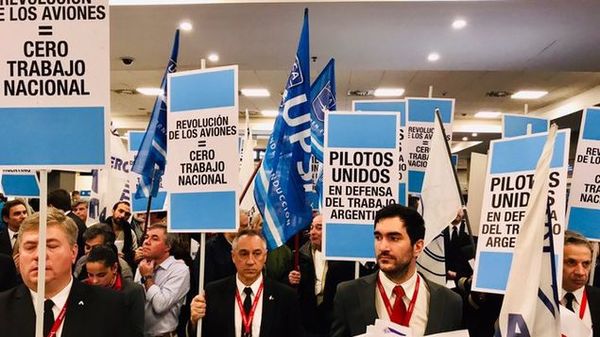 Polémica en Argentina por lectura en aviones de mensajes contra el Gobierno | .::Agencia IP::.