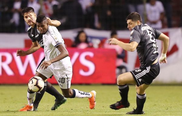 Olimpia tuvo un bajo nivel en Quito - Deportes - ABC Color