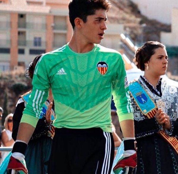 Paraguayo atajará en el equipo de Piqué - Fútbol - ABC Color