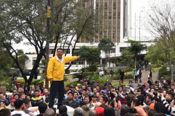 Arístides Morales y otros siete dirigentes taxistas con arresto domiciliario - ADN Paraguayo