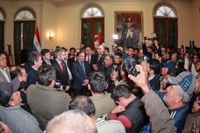Mario Abdo responde a productores que denunciaron entrega de abono aguado