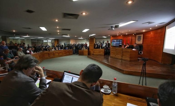 HOY / Con permiso comunal y solo en límites de capital: definen ordenanza para Muv y Uber
