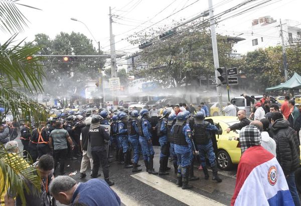 Abren investigación a taxista por manosear a una periodista - Nacionales - ABC Color