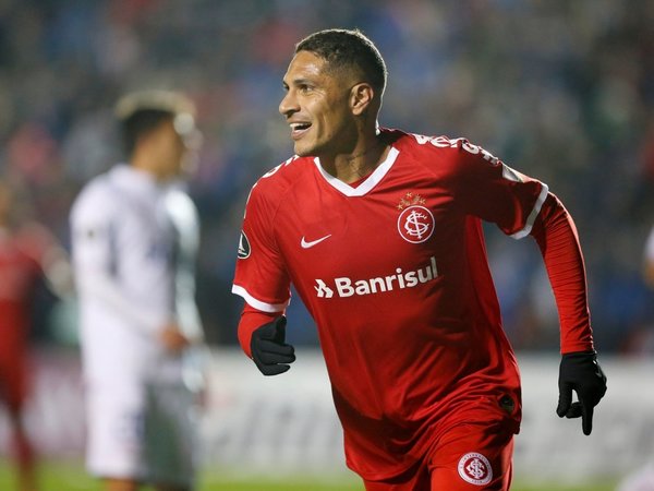 Un agónico gol de Paolo Guerrero le da la victoria al Inter