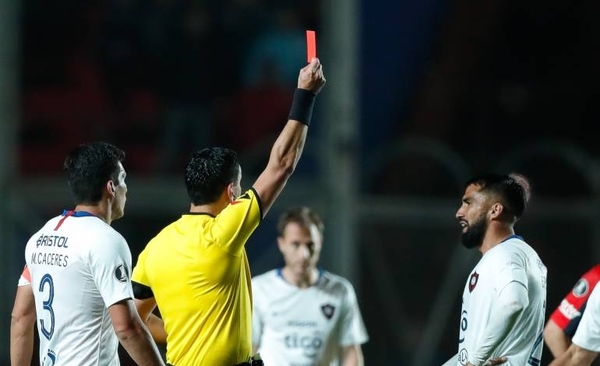 HOY / Molesto con el trabajo arbitral de Roberto Tobar