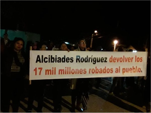 Olimpeños se manifiestan a favor de intendente y contra ex gobernadores