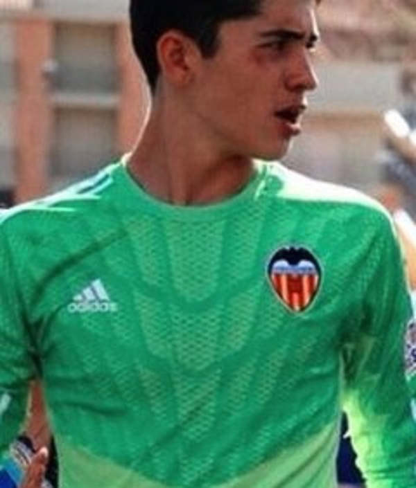 Portero compatriota va a atajar en el equipo de Piqué
