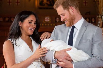 El bebé de Enrique y Meghan refuerza al clan del príncipe Carlos
