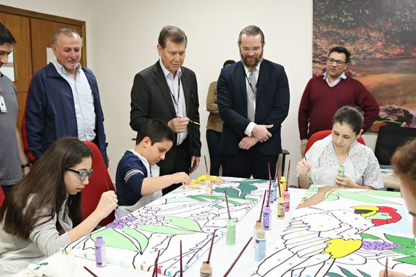 Tesãi recibió a equipo de Foundation For Hospital Art de EEUU