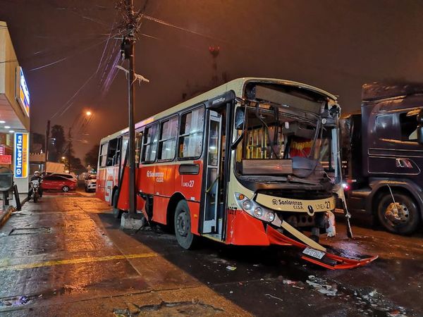 Heridos tras choque de Línea 27 contra otro bus - Nacionales - ABC Color
