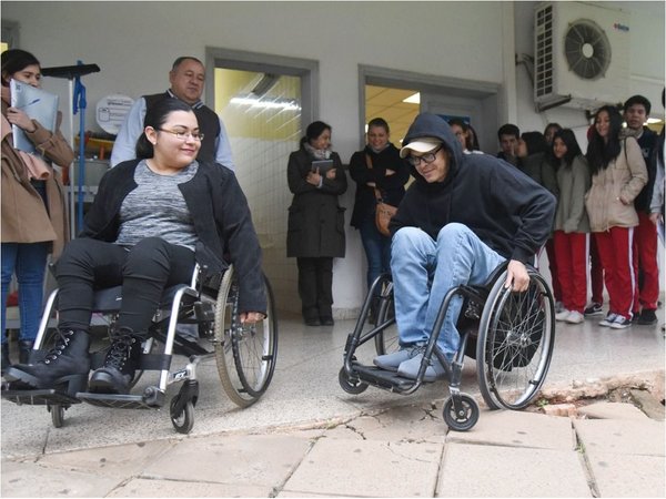 Desniveles y la falta de rampas hacen que la UNA no sea inclusiva
