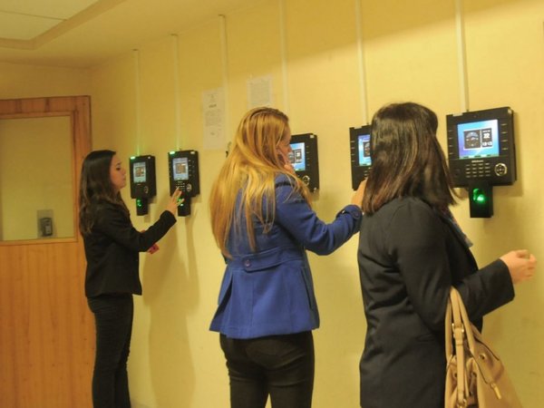 Sueldos sin méritos y direcciones en exceso dificultan ahorro del Estado