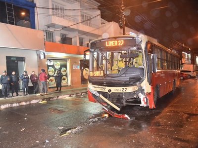 Choque entre dos ómnibus deja heridos en Asunción