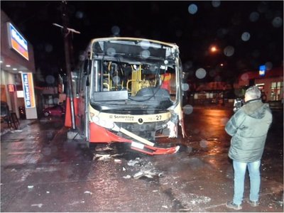 Coche de la Línea 27 chocó contra otro micro