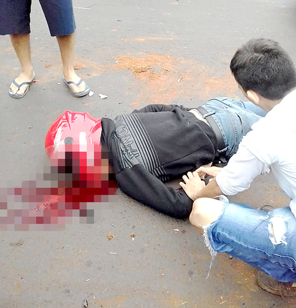 Un joven motociclista muerte tras chocar contra un camión