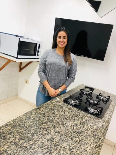 Joven entrega platos con un sabor hogareño