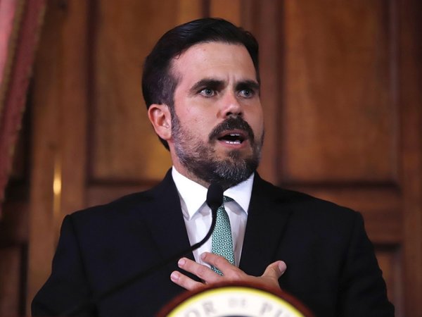 Presionado por protestas, renuncia el gobernador de Puerto Rico