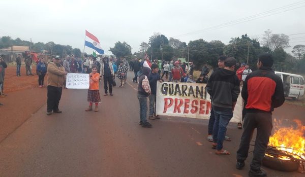 Productores de mandioca siguen con protesta