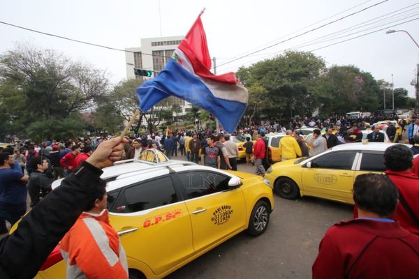Taxistas no descartan ir a huelga general