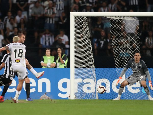 Mineiro vence a domicilio y pone un pie en cuartos de final