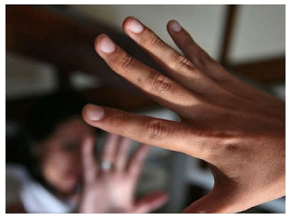 Hombre abusaba de sus tres hijastras y otra nena en complicidad con la mamá