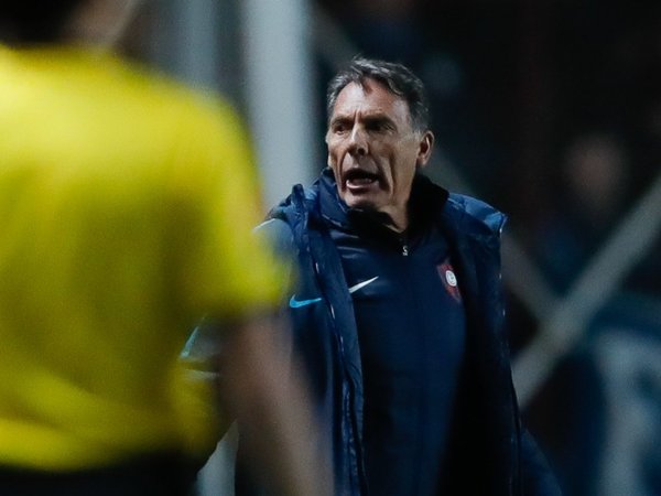Russo, molesto con el árbitro y el VAR
