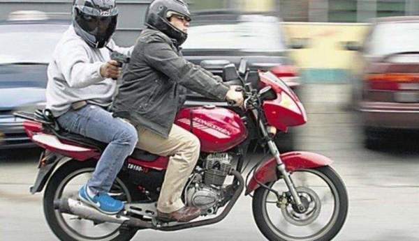 Motoqueiro baleó en la cabeza a una señora