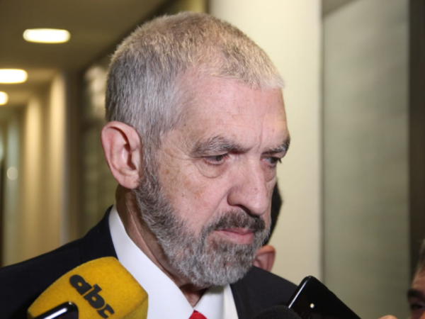 'Senadores de HC están violando nuevamente la Constitución', afirma senador suplente - Radio 1000 AM