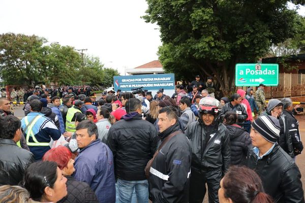 Encarnación: paseros protestan en la cabecera del puente internacional