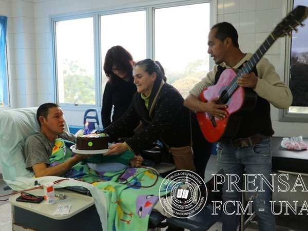 Paciente renal recibió emotiva serenata por su cumple