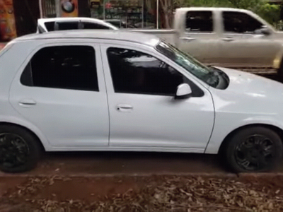 Vive en un auto con su hijito y su esposa que padece cáncer