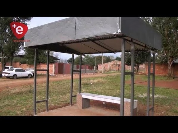 VECINOS DEL B° LA AMISTAD CONSTRUYEN REFUGIOS PARA PASAJEROS DE ÓMNIBUS
