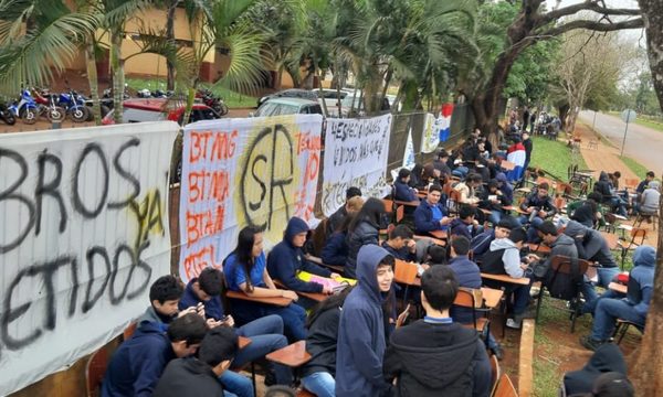 Alumnos exigen rubros docentes