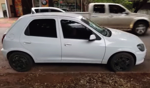 Vive en un auto con su hijito y su esposa que padece cáncer