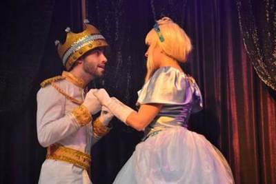 La Cenicienta Continúa En El Teatro Latino