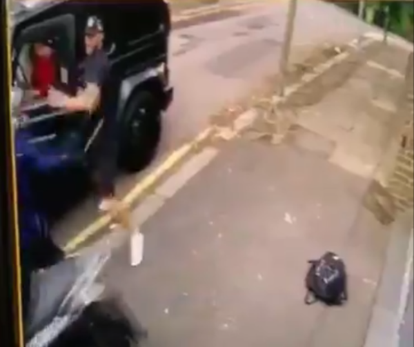 El intento de robo a Özil y la reacción de Kolašinac