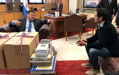 Senado donó libros para beneficiar a niños apadrinados por Roque Santa Cruz