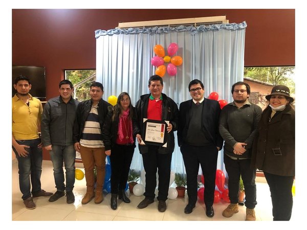 Entregan reconocimiento a chofer que devolvió plata a vendedora