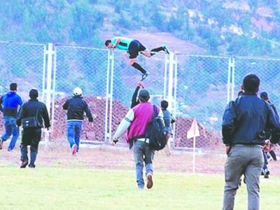 Árbitro escaló y corrió para no ser linchado