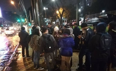 HOY / Caldeado ambiente frente a Mbruvicha Róga en protesta de jóvenes