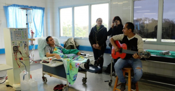 Llevó serenata a un amigo en el hospital