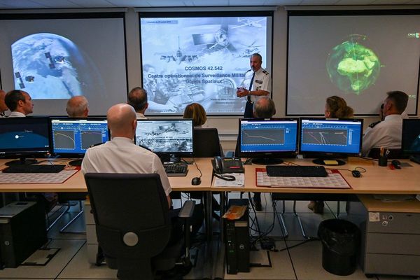 Nueva estrategia: Francia desarrollará armas láser antisatélite