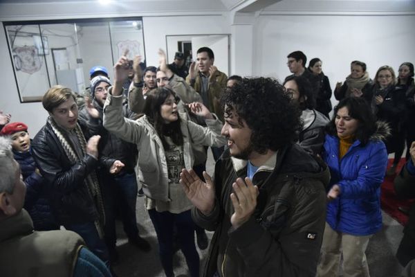 Liberan a jóvenes aprehendidos durante protesta contra Marito  - Nacionales - ABC Color