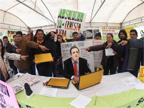“No hay baños en las escuelas y quieren laptops de G. 22 millones”