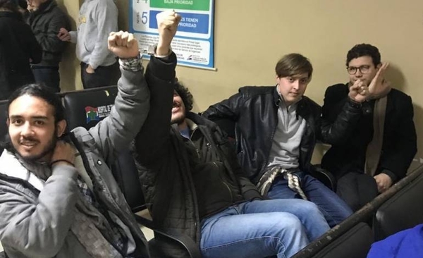 HOY / Liberan a los jóvenes arrestados frente a Mburuvicha Róga