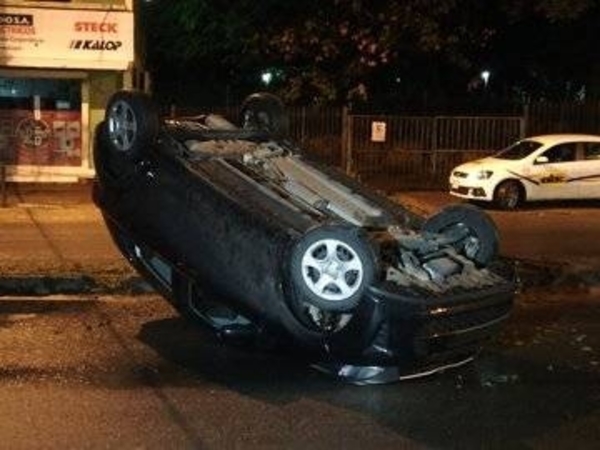 HOY / Conductor volcó, salió ileso, pero después lo asaltaron