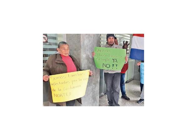 Afectados por Costanera exigen viviendas