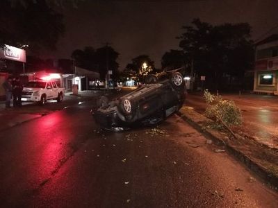 Conductor volcó y luego fue asaltado