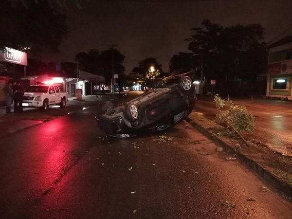 Conductor volcó y luego fue asaltado