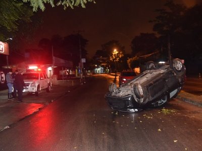 Volcó con su auto, transeúntes lo ayudaron y después lo asaltaron